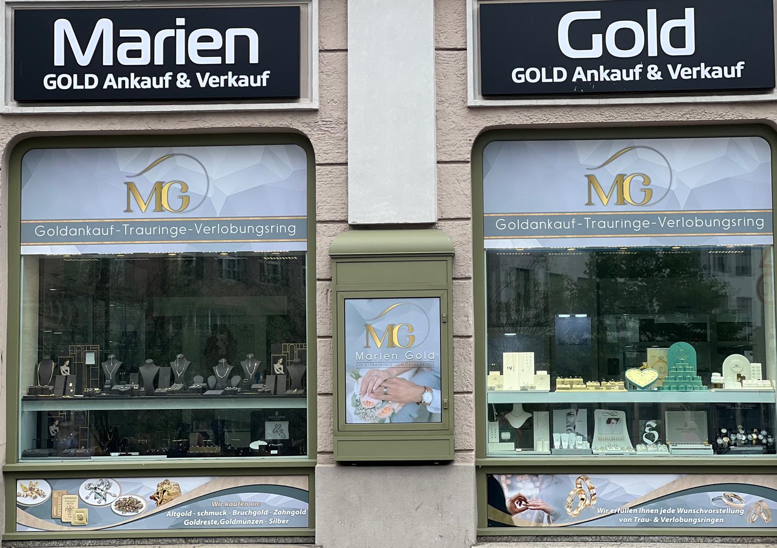 Verschiedene Goldbarren auf einem roten Tuch