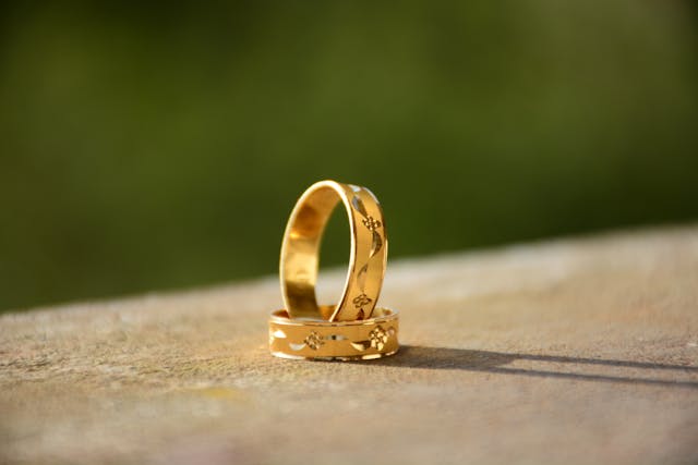 Goldener Ring mit 24 Karat