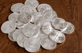 Platinmünzen auf dem tisch