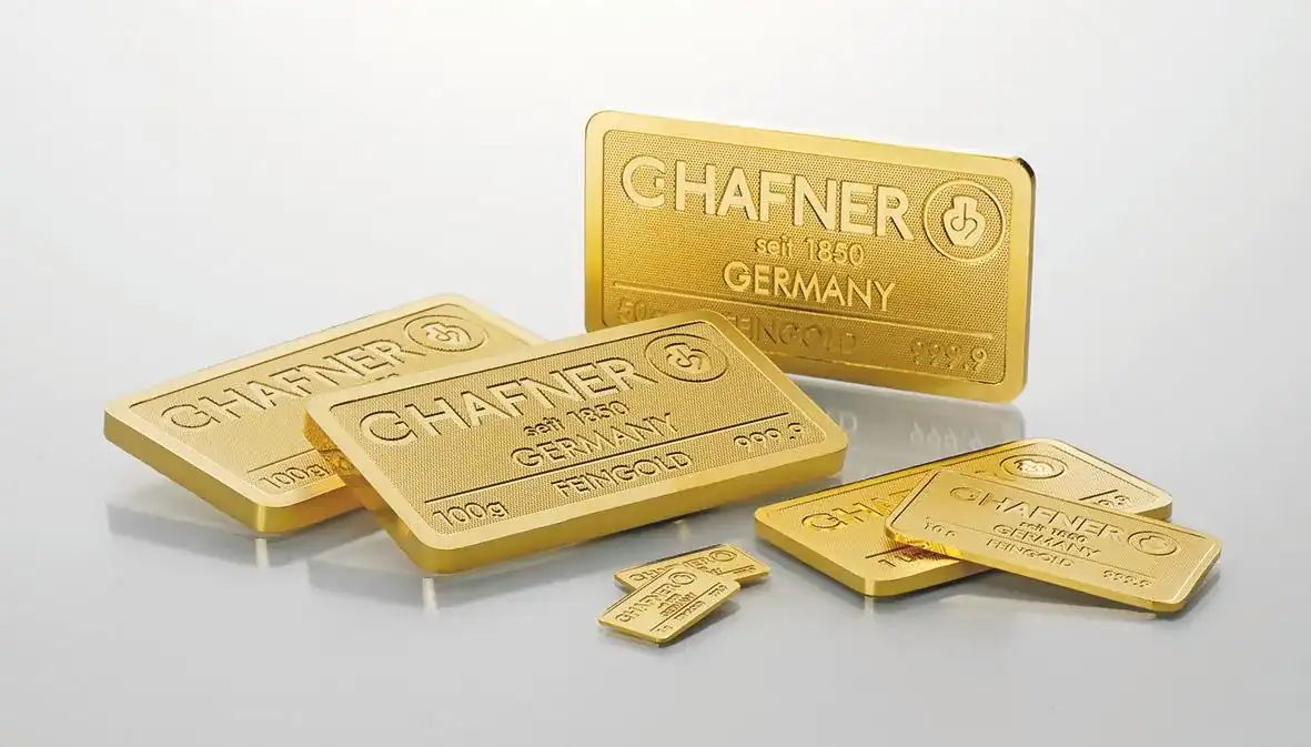 aufgestellte goldbarren auf einem grauen hintergrund