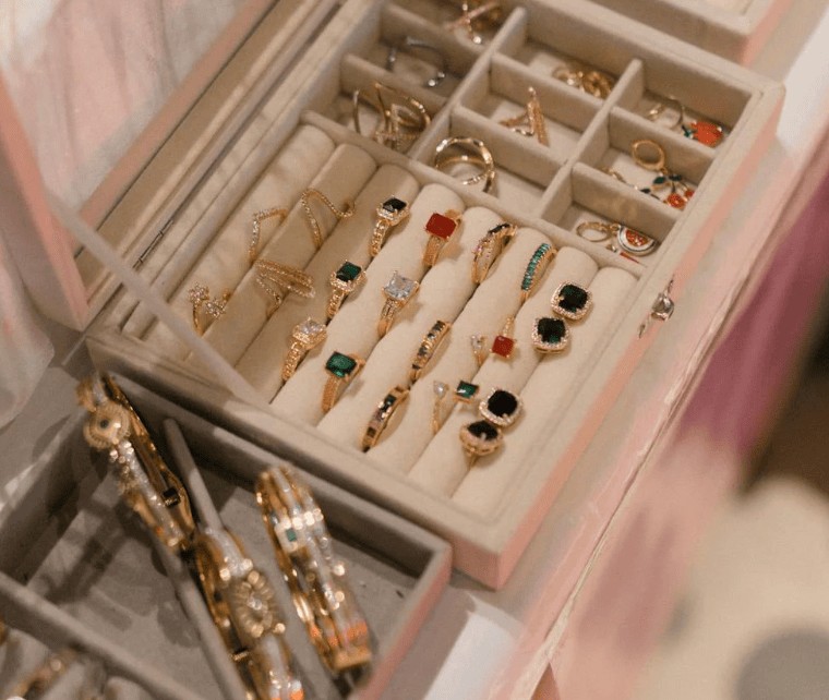 Viele alte Münzen auf einer dunklen Unterlage