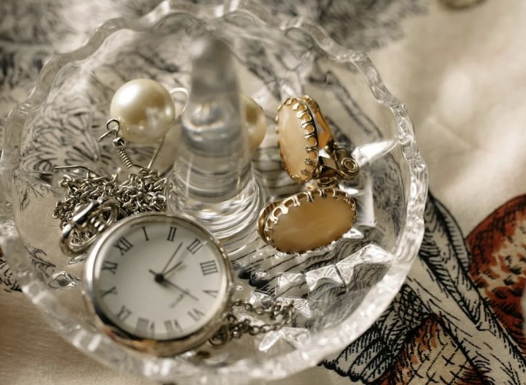 Viele alte Münzen auf einer dunklen Unterlage