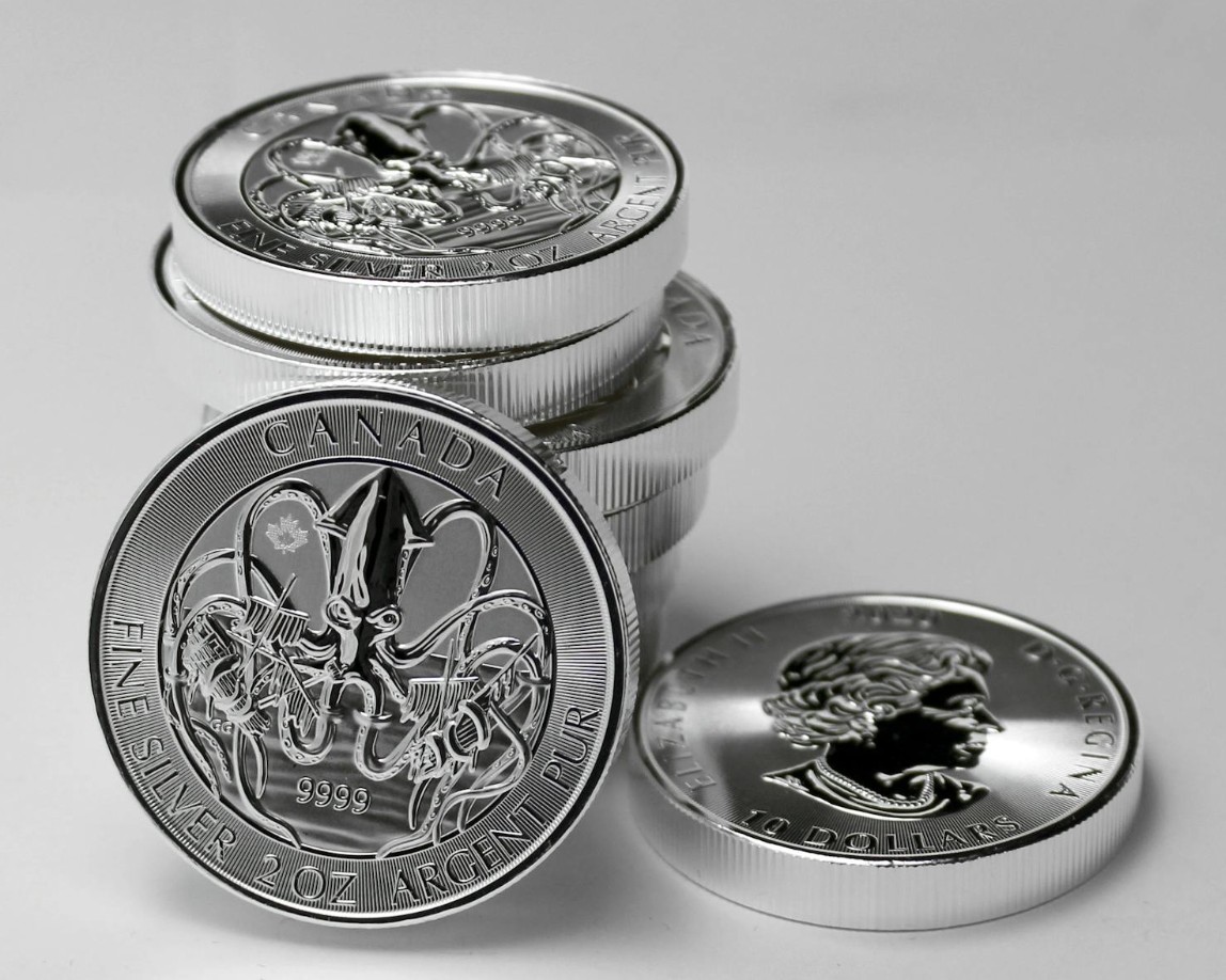 Viele alte Münzen auf einer dunklen Unterlage