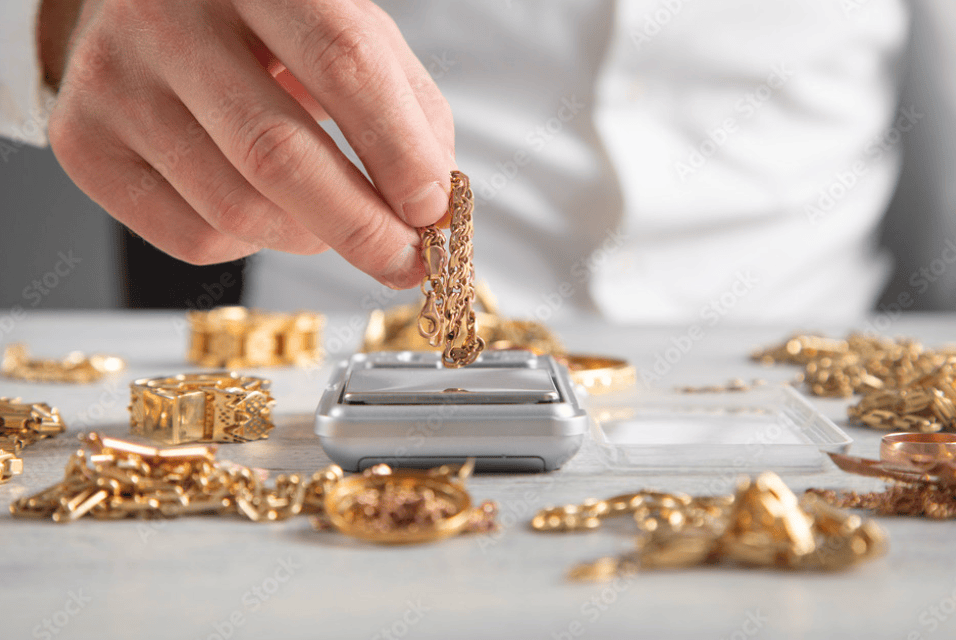 Goldbarren und Münzen auf einem hellen Hintergrund