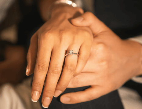 Trauring an der Hand einer Braut